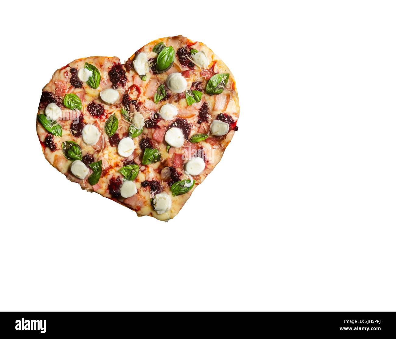 Rote Frucht Pizza mit Basilikum in Form eines Herzens Stockfoto