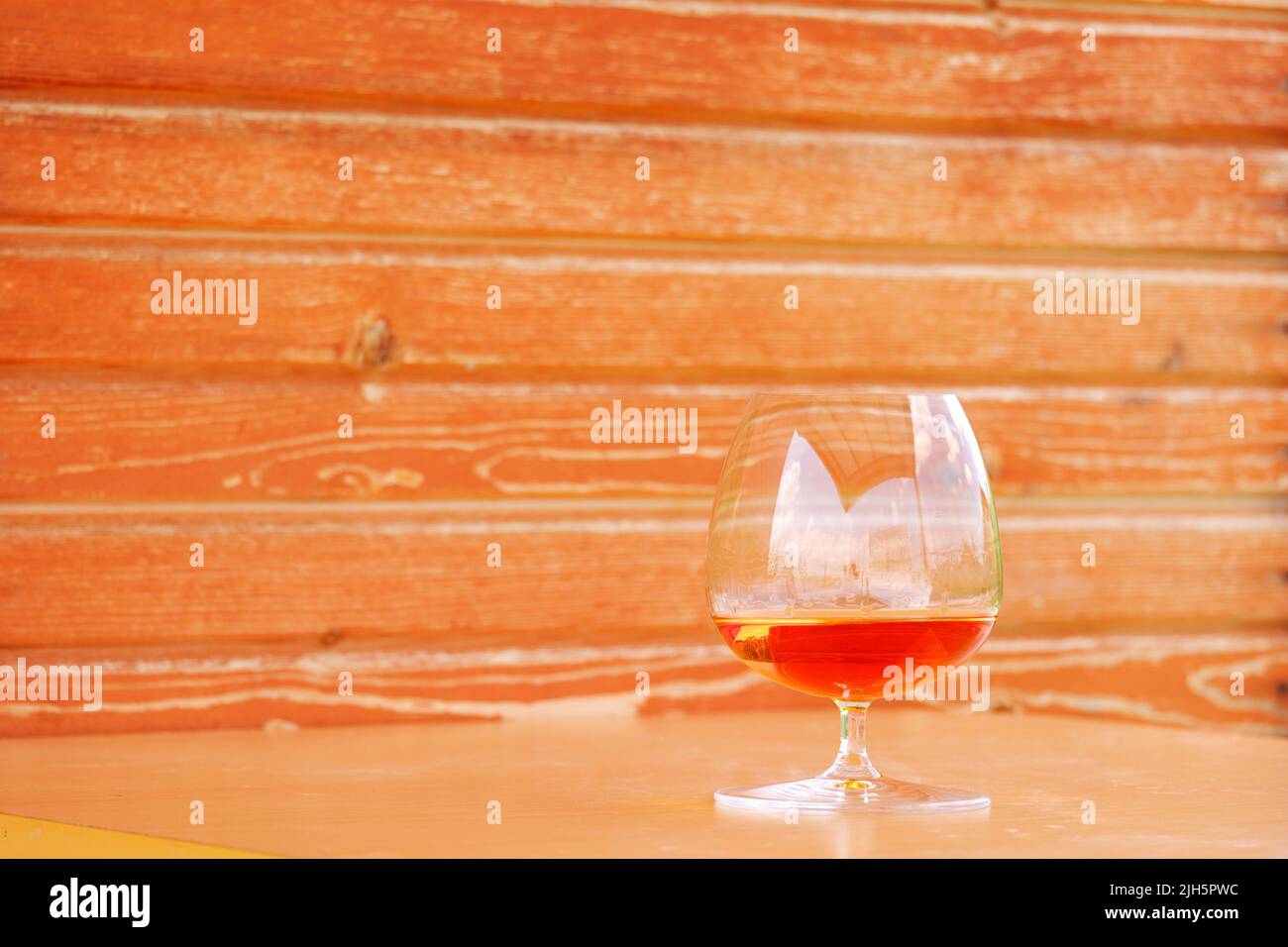 Whiskey und Cognac aus Snifter Cognac Glas mit Holzhintergrund Stockfoto