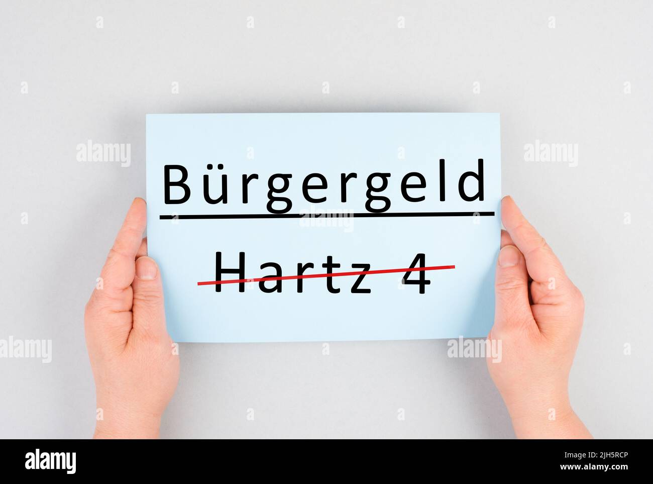 Das deutsche Wort für Bürgergeld steht auf einem Papier, Hartz 4 ist durchgestrichen, neues finanzielles Hilfesystem für Arbeitslosigkeit in Deutschland, soziale Frage Stockfoto