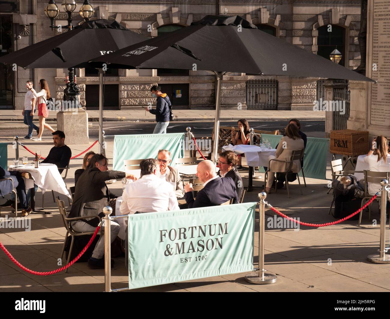 Fortnum und Mason speisen im Freien im Londoner Essbereich Stockfoto