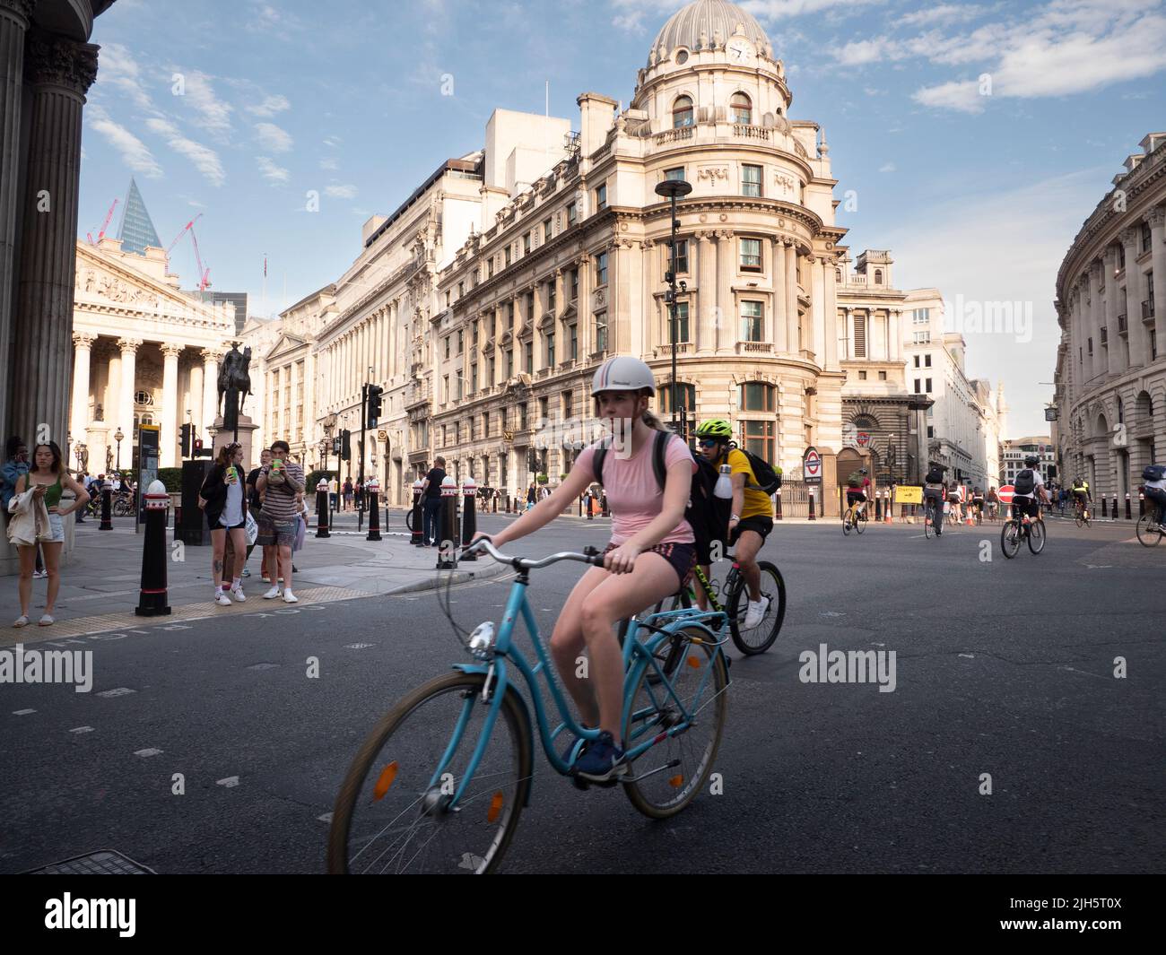 Radfahrerinnen im Bankenviertel der City of London, Stockfoto