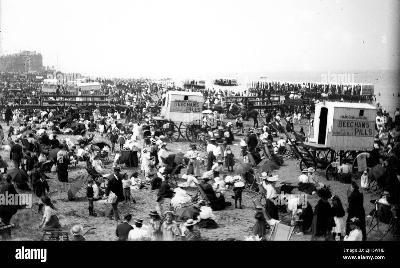 Margate Seafront Kent, England, Großbritannien, 1890 überfüllte Strand- und mobile Strandhütten. Stockfoto