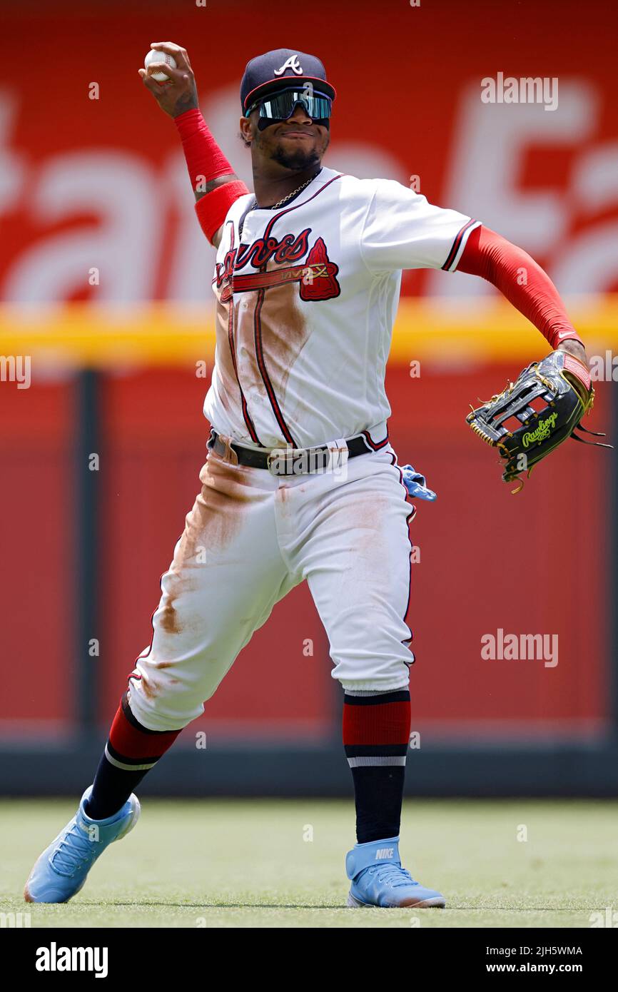 ATLANTA, GA – 13. JULI: Atlanta Braves Right Fielder Ronald Acuna Jr. (13) wirft den Ball gegen die New York Mets im Truist Park am 13. Juli 2022 in Atlanta, Georgia. Die Mets besiegten die Braves mit 7:3. (Foto: Joe Robbins/Image of Sport) Stockfoto