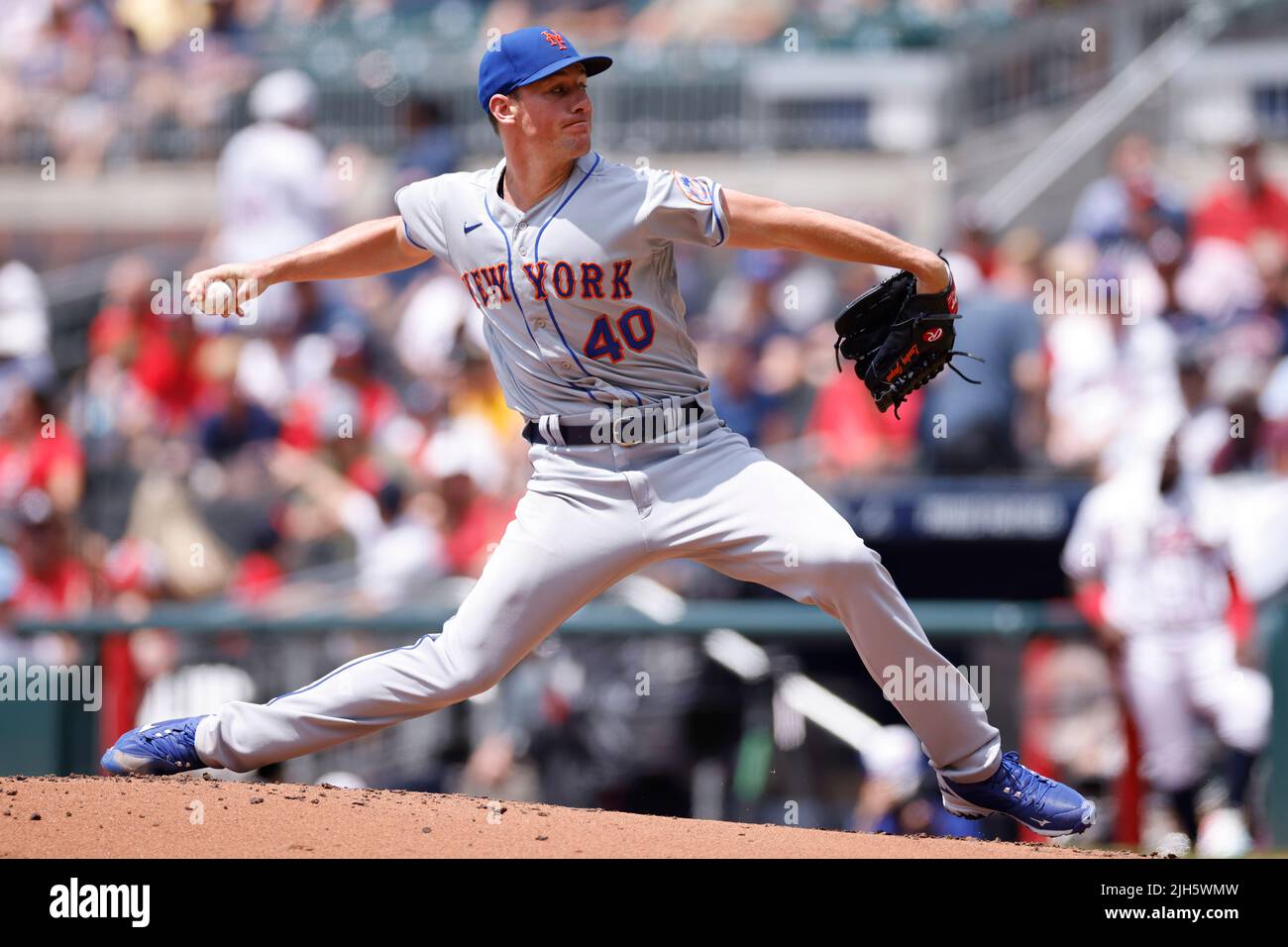 ATLANTA, GA - 13. JULI: New York Mets Starting Pitcher Chris Bassitt (40) spielt am 13. Juli 2022 im Truist Park in Atlanta, Georgia, gegen die Atlanta Braves. Die Mets besiegten die Braves mit 7:3. (Foto: Joe Robbins/Image of Sport) Stockfoto