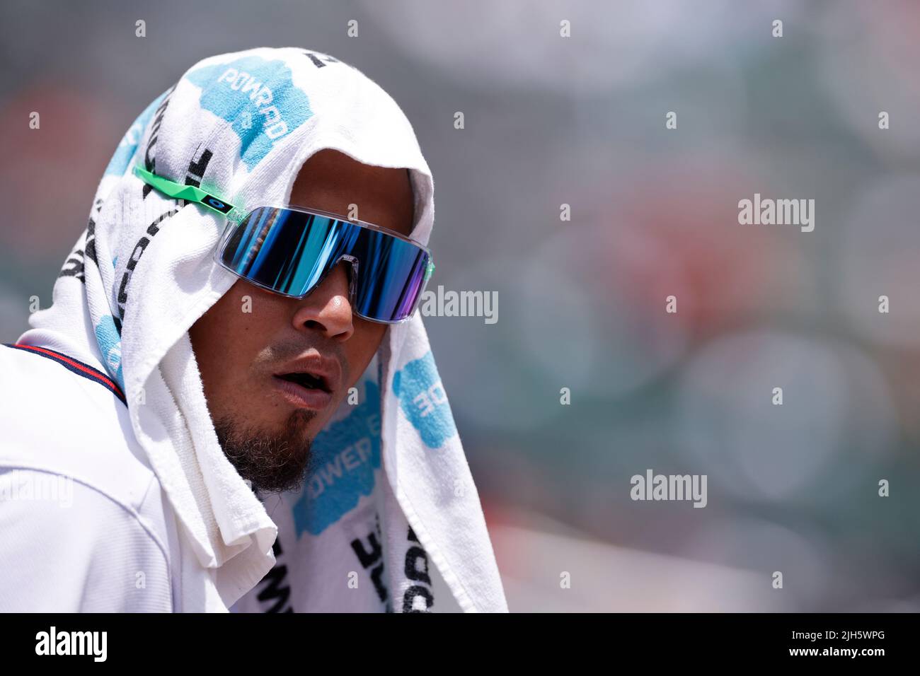 ATLANTA, GA - 13. JULI: Atlanta Braves zweiter Baseman Orlando Arcia (11) schaut zu, während er versucht, im Dugout gegen die New York Mets im Truist Park am 13. Juli 2022 in Atlanta, Georgia, cool zu bleiben. Die Mets besiegten die Braves mit 7:3. (Foto: Joe Robbins/Image of Sport) Stockfoto