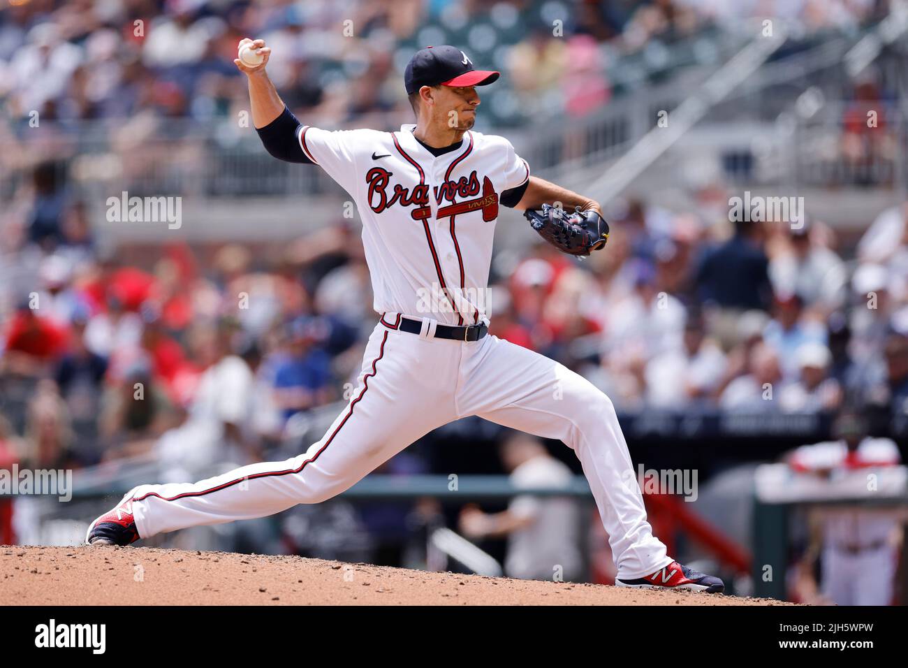 ATLANTA, GA - 13. JULI: Atlanta Braves Starting Pitcher Charlie Morton (50) spielt am 13. Juli 2022 in Atlanta, Georgia gegen die New York Mets im Truist Park. Die Mets besiegten die Braves mit 7:3. (Foto: Joe Robbins/Image of Sport) Stockfoto