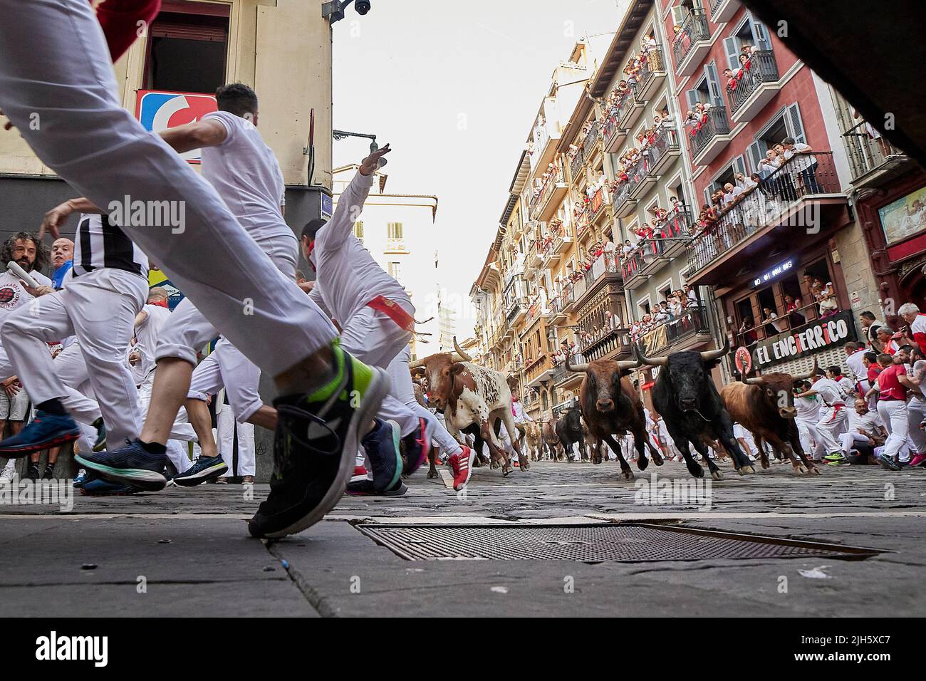 Achten Tag der Stierlaufes beim San Fermin Festival in Pamplona, Nordspanien, am 14. Juli 2022. Feiernden aus der ganzen Welt strömen jedes Jahr nach Pamplona, um an den acht Tagen des Stierkampfes teilzunehmen. Das jährlich stattfindende San Fermin Festival, das 1926 vom amerikanischen Schriftsteller Ernest Hemmingway in seinem Roman „The Sun also Rises“ berühmt wurde, umfasst den täglichen Lauf der Bullen durch das historische Herz von Pamplona zur Stierkampfarena (Foto: Ruben Albarran / PRESSINPHOTO) Stockfoto