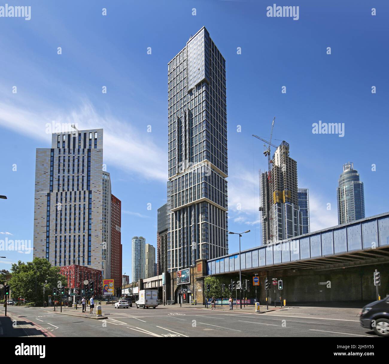 Vauxhall One-Way-System, London, Großbritannien. Blick nach Süden auf die South Lambeth Road. Zeigt Eisenbahn nach rechts und neue Wohntürme dahinter. Sommer 2022. Stockfoto