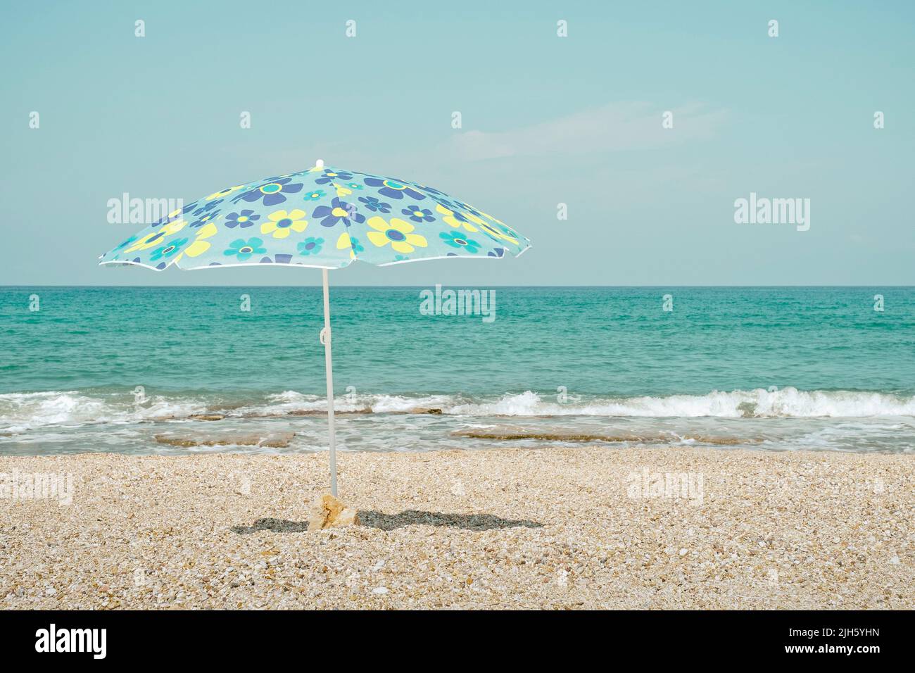 Sonnenschirm am Strand gegen das Meer Stockfoto