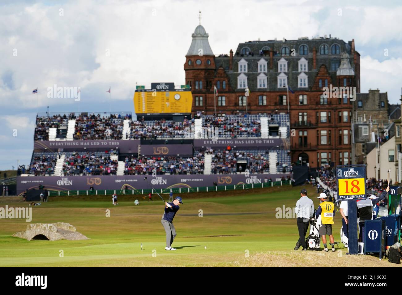 Der US-Amerikaner Zach Johnson schlägt am zweiten Tag der Open am Old Course, St Andrews, die 18. ab. Bilddatum: Freitag, 15. Juli 2022. Stockfoto