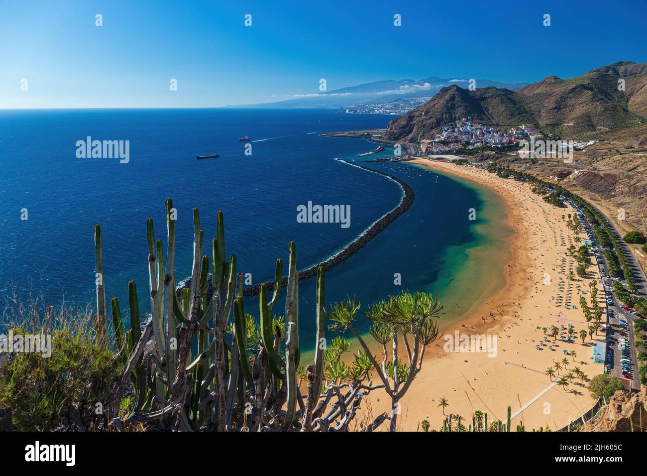 Draufsicht auf den Strand Las Teresitas bei Santa Cruz de Teneriffa, Teneriffa. Stockfoto