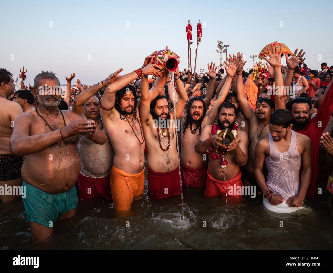 Hinduistische Männer beten und baden in den heiligen Gewässern der Triveni Sangam mit Tausenden von anderen Gläubigen beim Kumbh Mela Festival in Indien. Stockfoto
