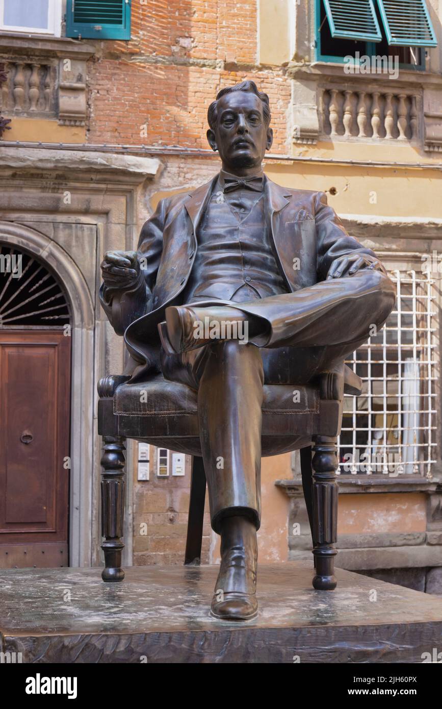 Statue des italienischen Komponisten Giacomo Puccini, 1858 - 1924, auf der Piazza Cittadella. Es wurde in den Jahren 1993 - 1994 vom italienischen Künstler und Bildhauer Vito geschaffen Stockfoto