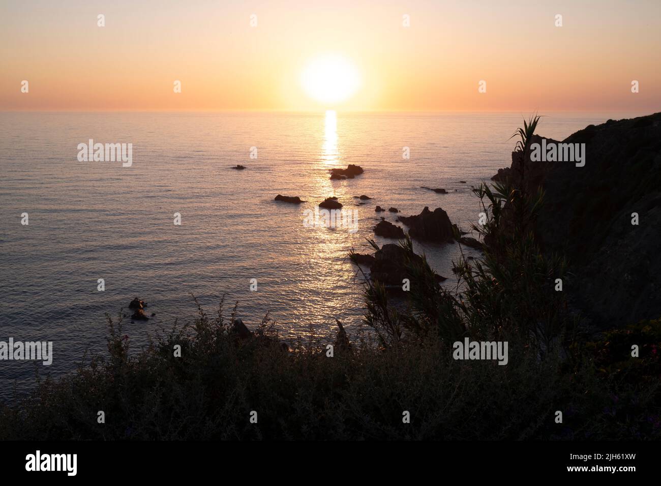 Herrlicher Sonnenuntergang vom Sunset Café, Zambujeira do Mar, Algarve, Portugal Stockfoto