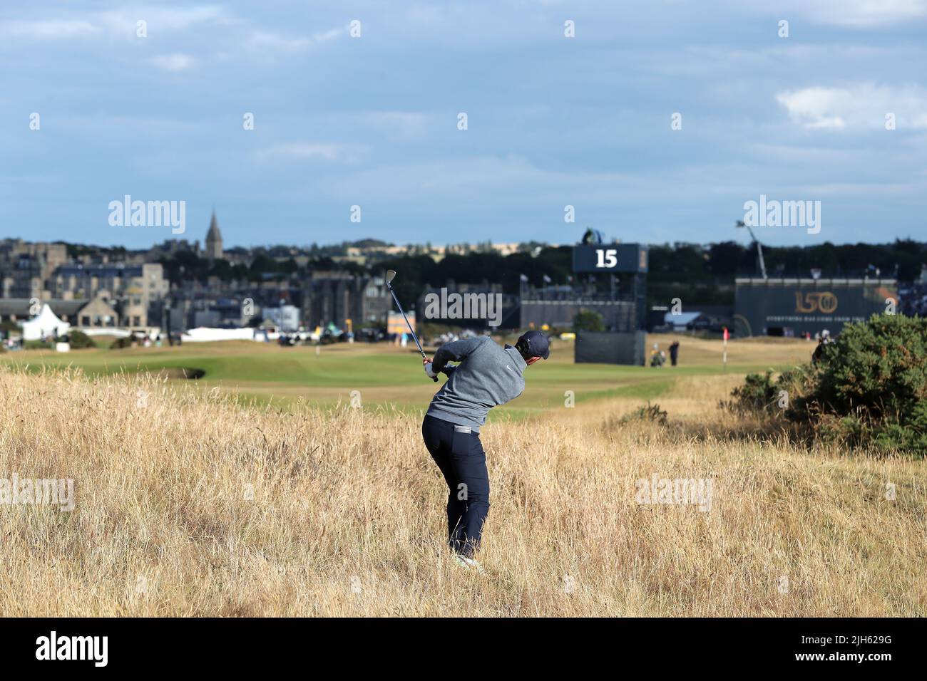 Der nordirische Rory McIlroy trifft am zweiten Tag der Open am Old Course, St. Andrews, einen Schuss aus dem Rough am 15.. Bilddatum: Freitag, 15. Juli 2022. Stockfoto