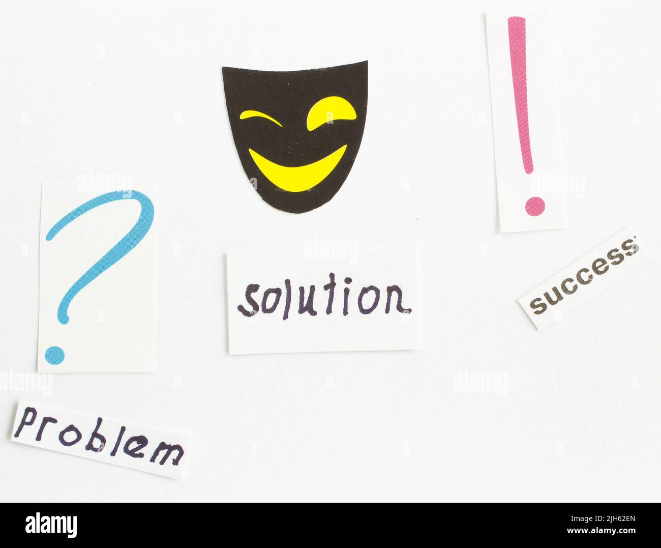 Maskenlächeln, das Wort „Problem“, „Lösung“ und „Erfolg“. Fragezeichen, Ausrufezeichen. Weißer Hintergrund Stockfoto