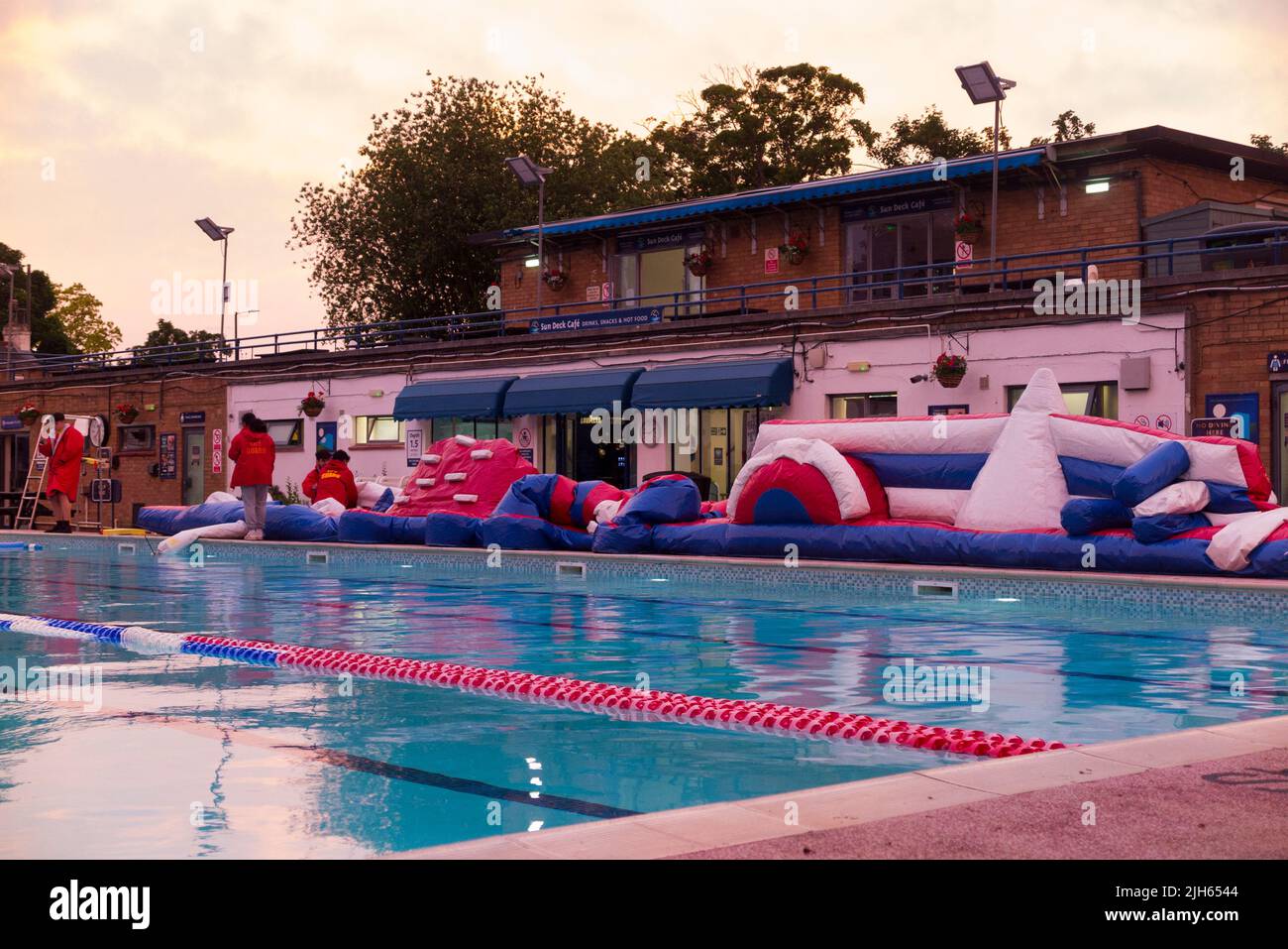 Hampton Open Air Swimmingpool an einem warmen und sonnigen Abend mit Sonnenuntergang. London, Großbritannien. (131) Stockfoto