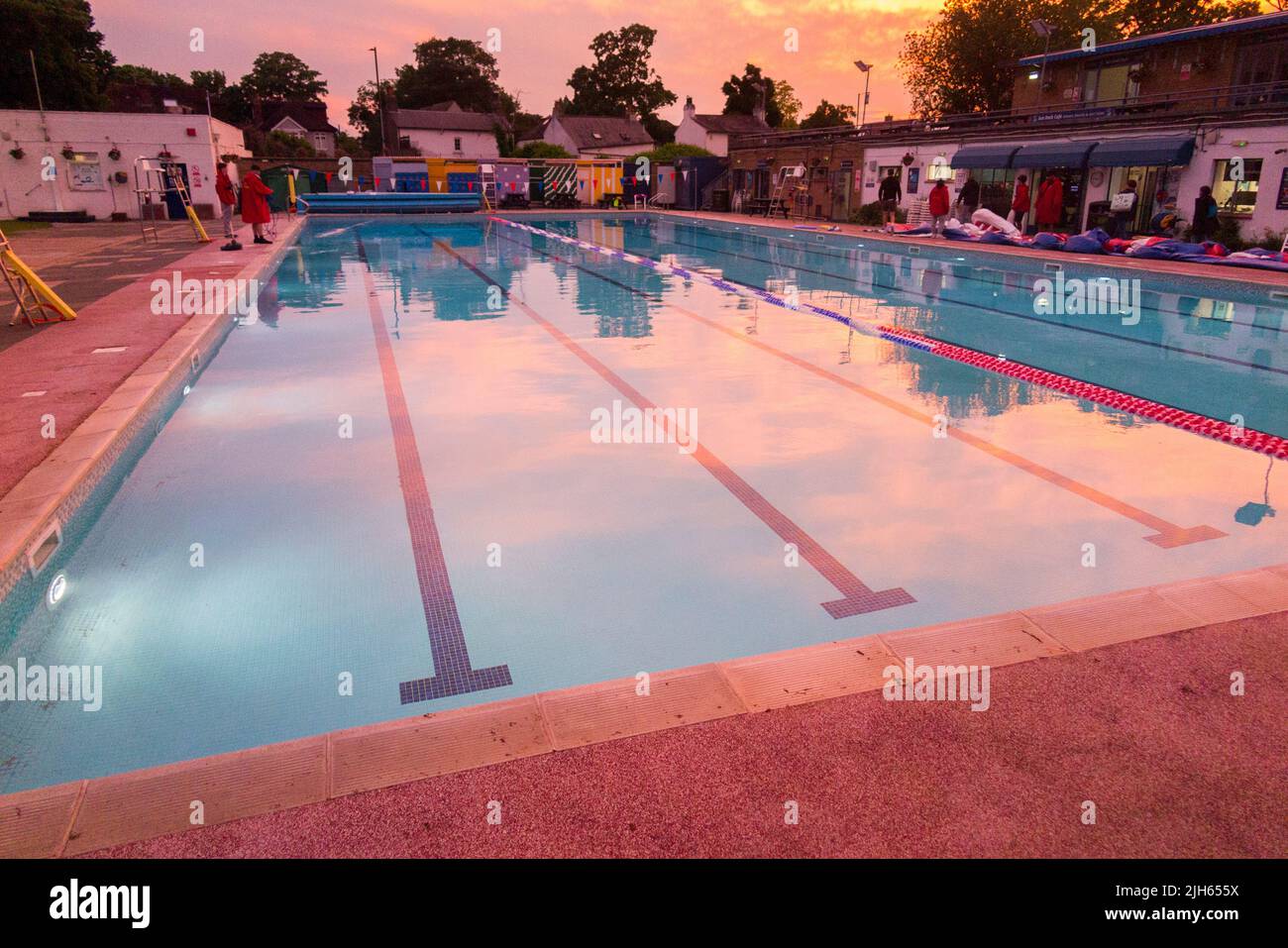 Hampton Open Air Swimmingpool an einem warmen und sonnigen Abend mit Sonnenuntergang. London, Großbritannien. (131) Stockfoto