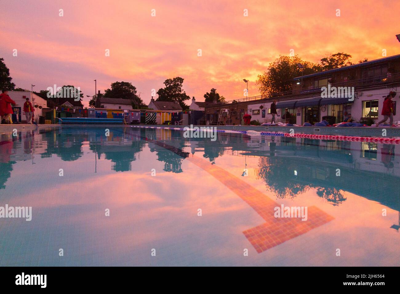 Hampton Open Air Swimmingpool an einem warmen und sonnigen Abend mit Sonnenuntergang. London, Großbritannien. (131) Stockfoto