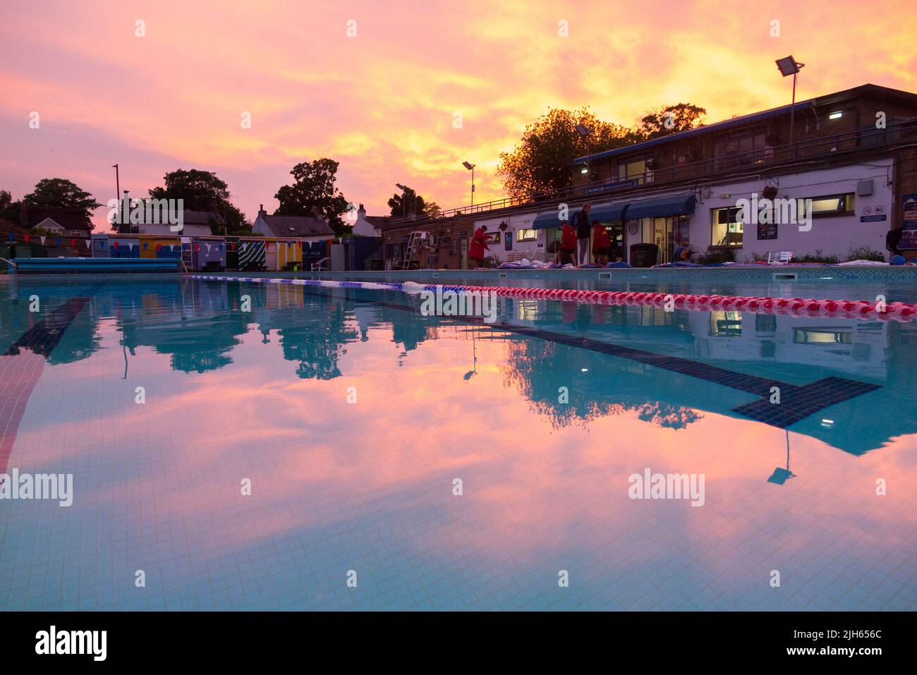 Hampton Open Air Swimmingpool an einem warmen und sonnigen Abend mit Sonnenuntergang. London, Großbritannien. (131) Stockfoto
