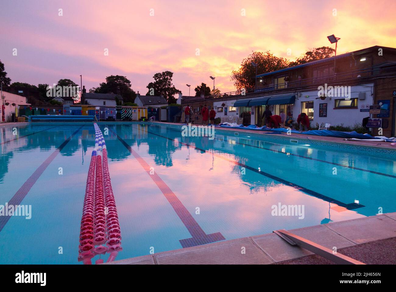 Hampton Open Air Swimmingpool an einem warmen und sonnigen Abend mit Sonnenuntergang. London, Großbritannien. (131) Stockfoto