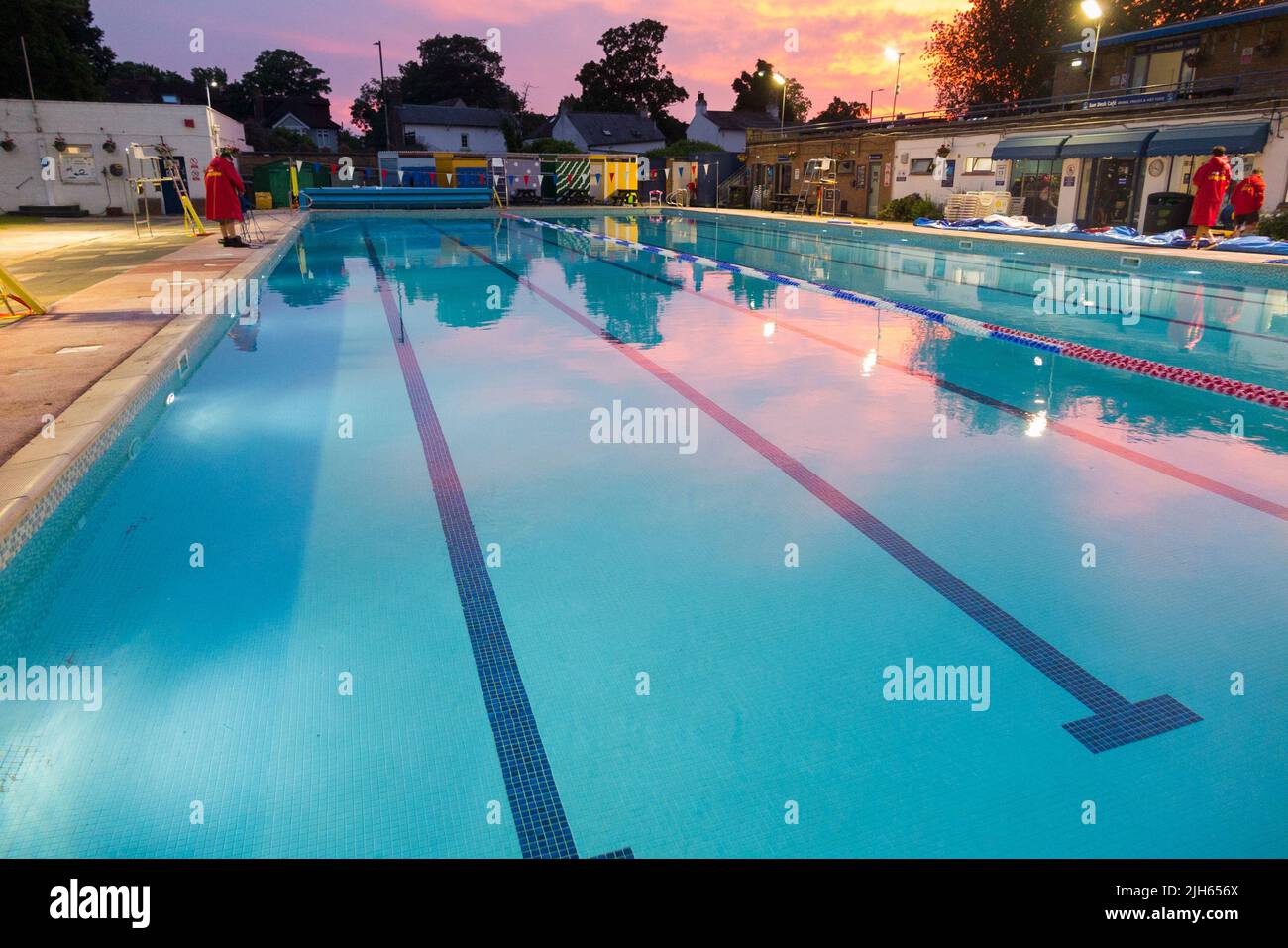 Hampton Open Air Swimmingpool an einem warmen und sonnigen Abend mit Sonnenuntergang. London, Großbritannien. (131) Stockfoto
