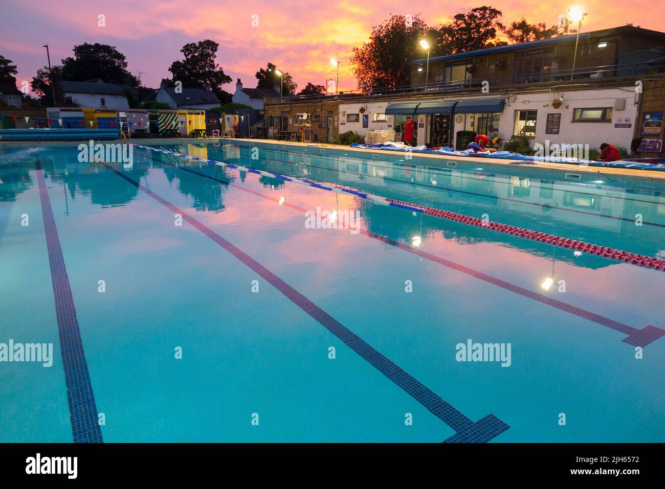 Hampton Open Air Swimmingpool an einem warmen und sonnigen Abend mit Sonnenuntergang. London, Großbritannien. (131) Stockfoto