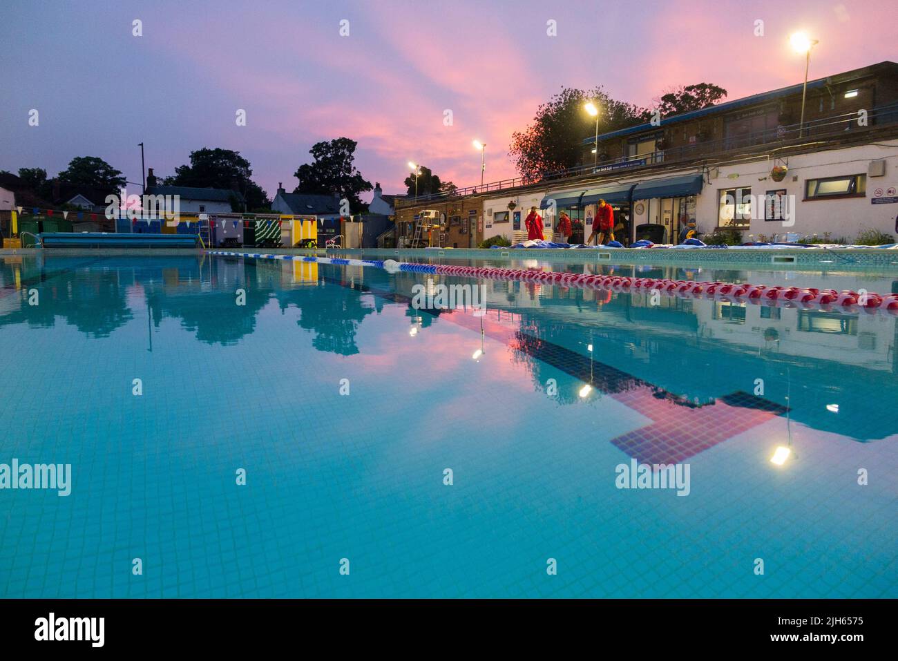 Hampton Open Air Swimmingpool an einem warmen und sonnigen Abend mit Sonnenuntergang. London, Großbritannien. (131) Stockfoto