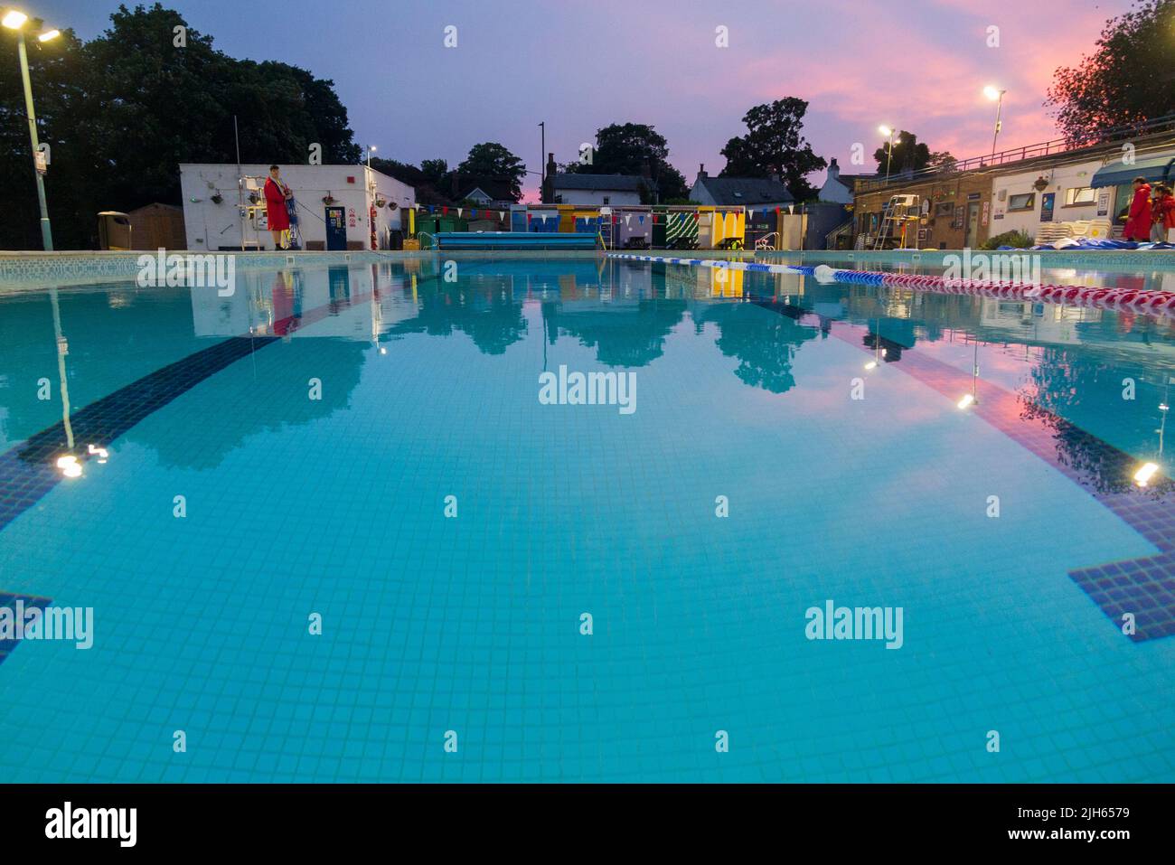 Hampton Open Air Swimmingpool an einem warmen und sonnigen Abend mit Sonnenuntergang. London, Großbritannien. (131) Stockfoto