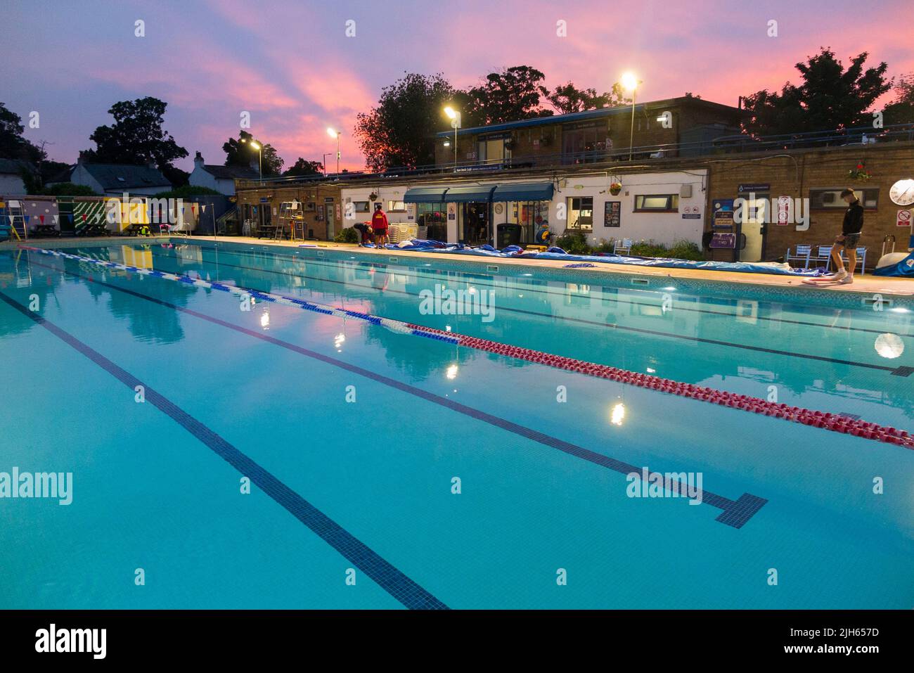 Hampton Open Air Swimmingpool an einem warmen und sonnigen Abend mit Sonnenuntergang. London, Großbritannien. (131) Stockfoto