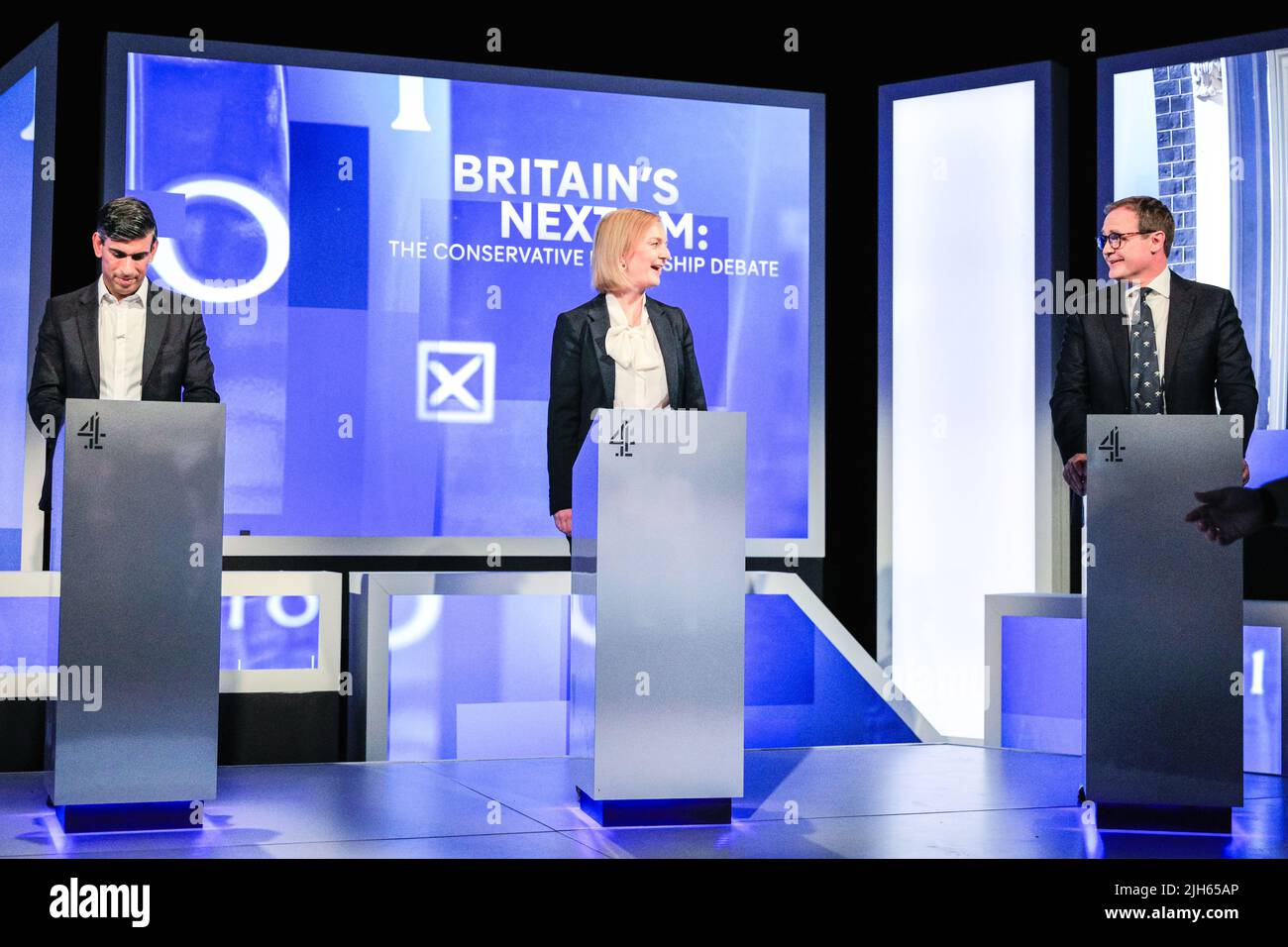 London, Großbritannien. 15.. Juli 2022. Alle fünf Kandidaten für die Führung der Konservativen Partei, (von links nach rechts) Kemi Badenoch, Penny Mordaunt, Rishi Sunak, Liz Truss und Tom Tugendhat sowie Kandidaten für den nächsten Premierminister Großbritanniens, nehmen an einer Debatte und einem fragerunde Teil, die von Krishan Guru-Murthy von Channel 4 moderiert werden. Kredit: Imageplotter/Alamy Live Nachrichten Stockfoto