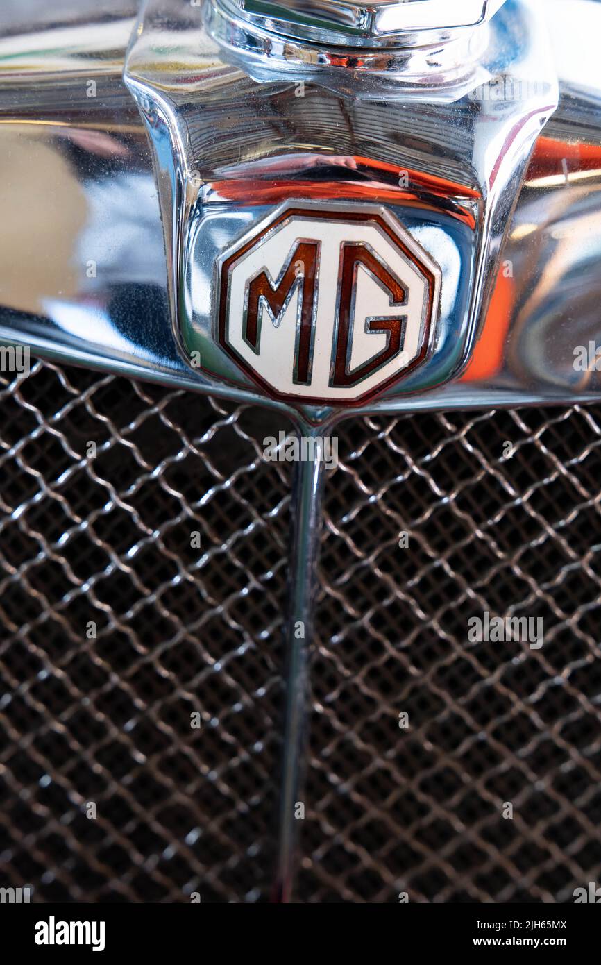 Nahaufnahme von MG-Emblem aus poliertem Chrom und Kühlergrill an einem klassischen britischen Sportwagen Stockfoto