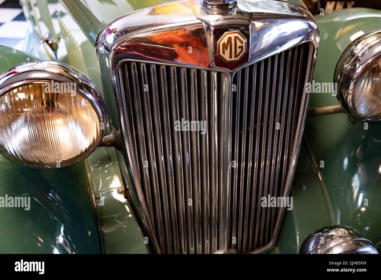 Kühlergrill und Scheinwerfer mit Chromdetails im klassischen MG-Auto Stockfoto
