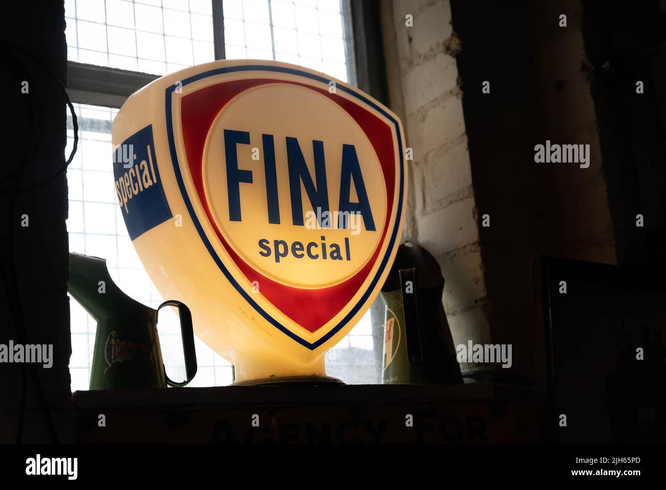 Vintage Fina Special Benzinpumpe Globus Schild in historischer industrieller Umgebung Stockfoto
