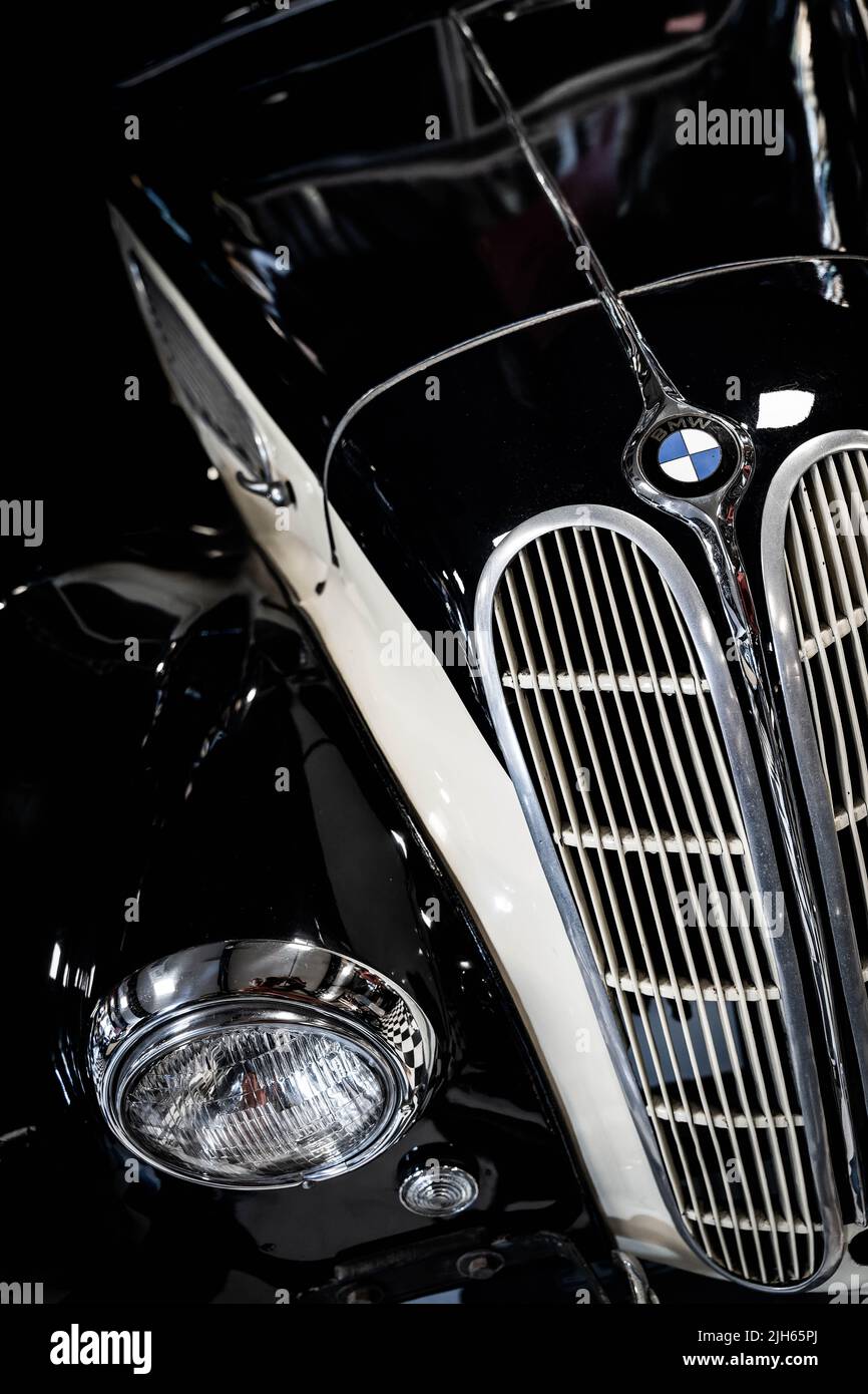 Klassischer BMW Oldtimer mit markantem Nierengitter und Chromdetails Stockfoto