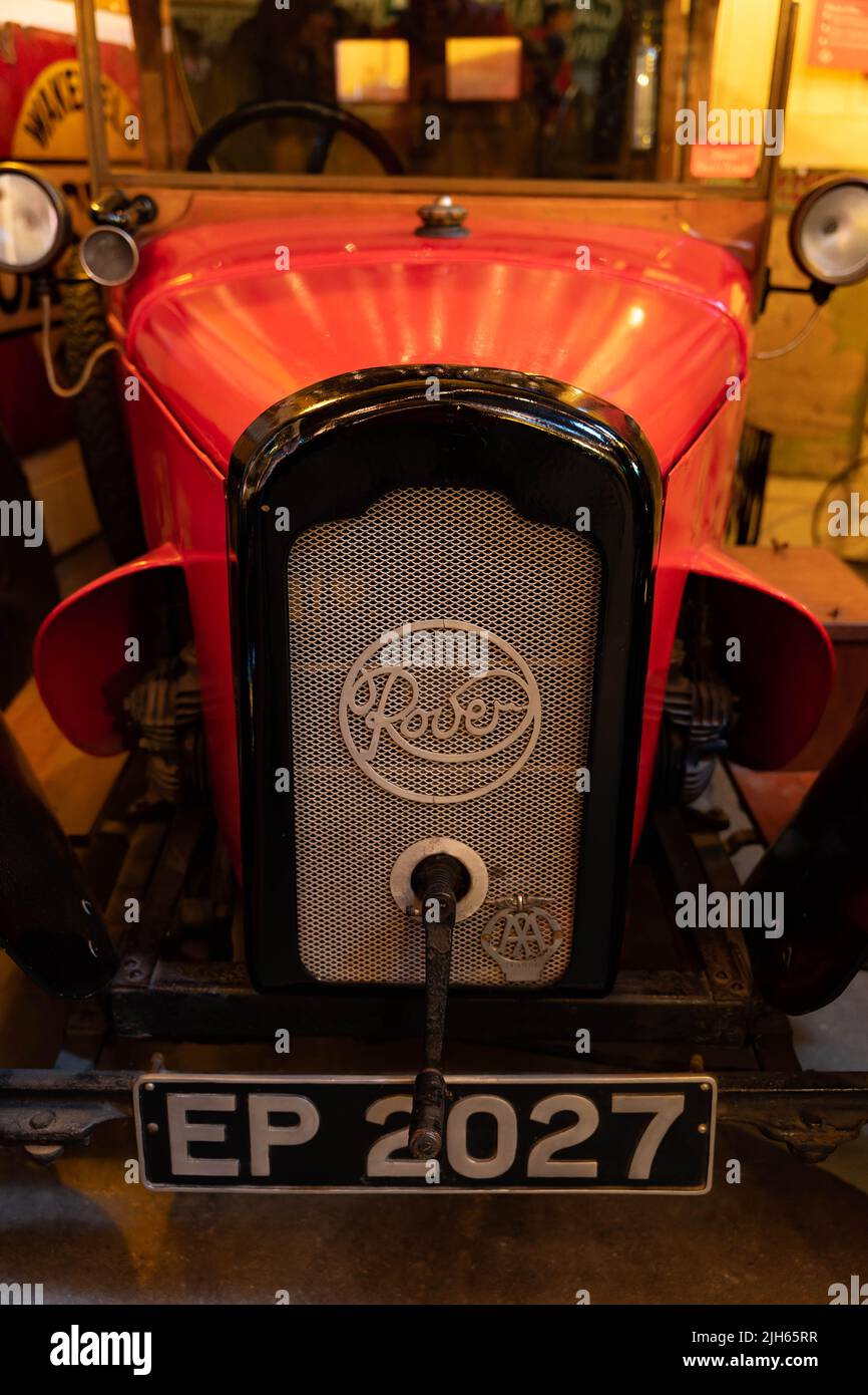 Roter Ford-Oldtimer mit verchromtem Kühlergrill und Nummernschild Stockfoto