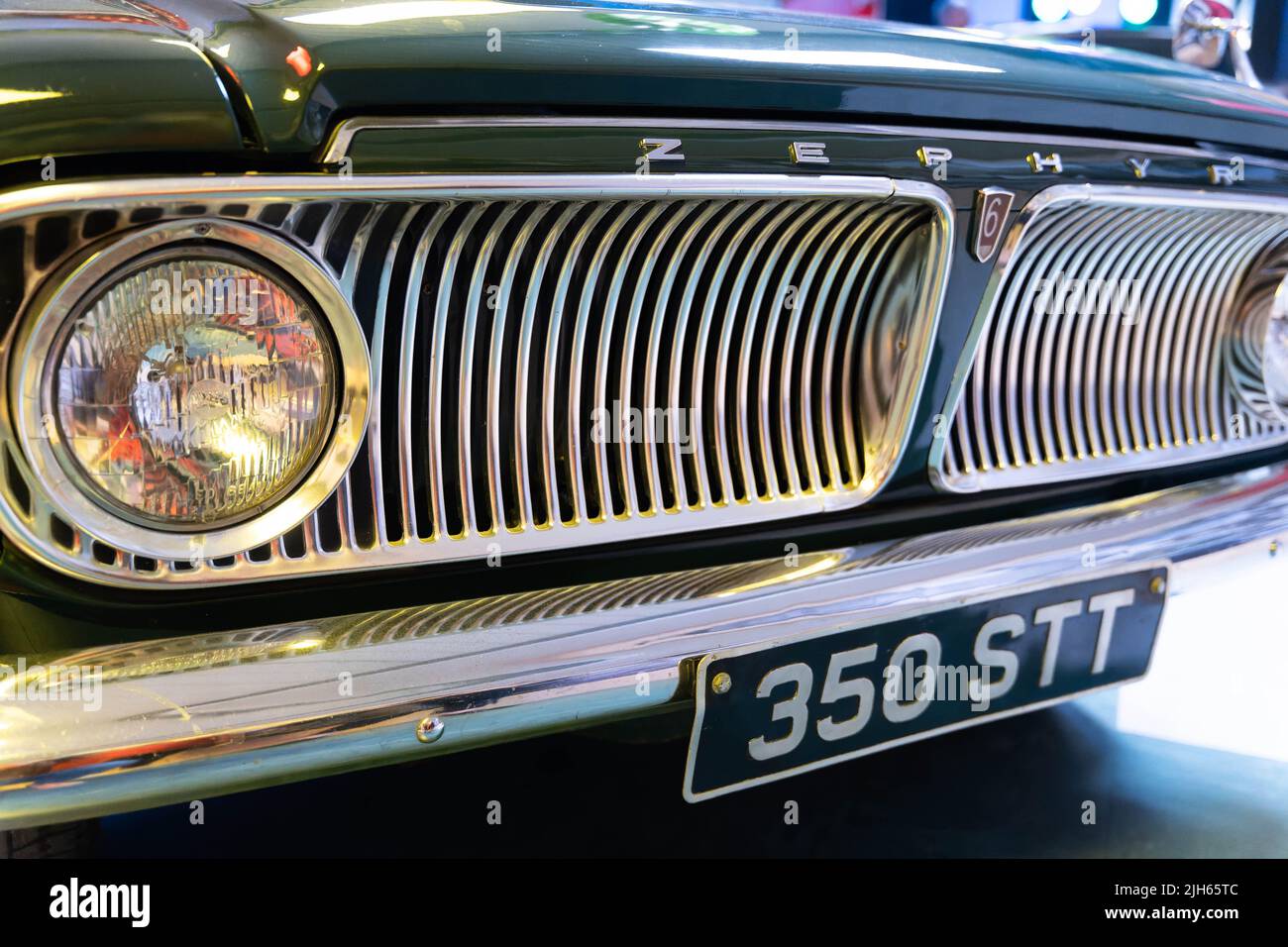 Klassischer Ford Zephyr Kühlergrill und Scheinwerferdetails auf der Oldtimer-Ausstellung Stockfoto