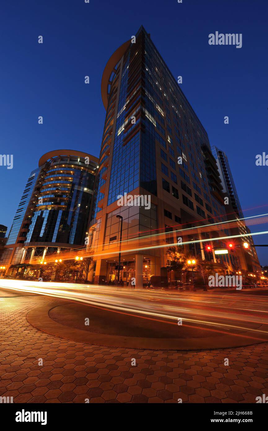 Die zentrale Arterie in einem der beliebtesten Reiseziele Floridas hat Streifen von Autolichtern, da Geschäftsleute nach Hause gehen und der Club beginnt einzutreten Stockfoto