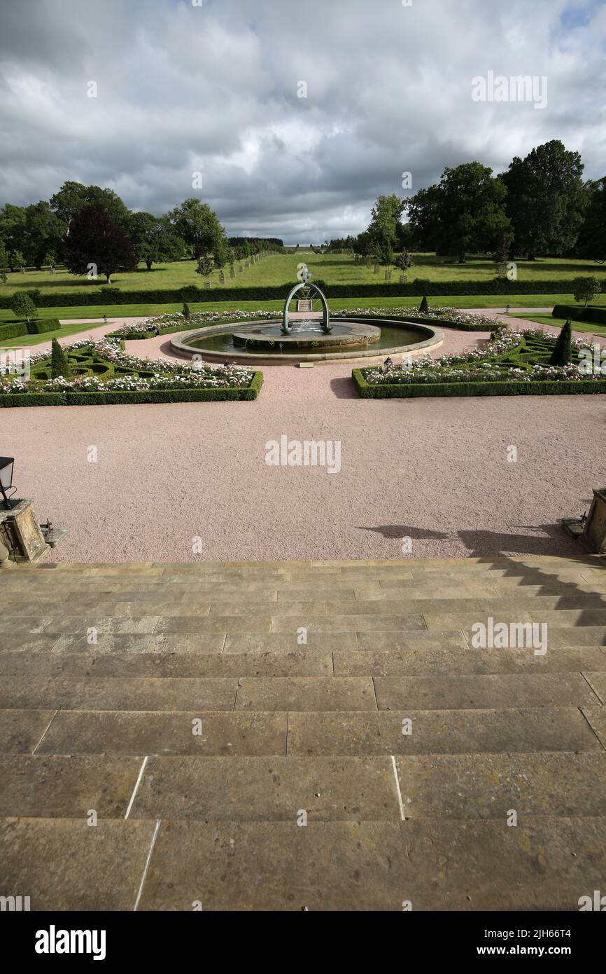 Dumfries House, Cumnock, Schottland, Großbritannien, mit kürzlich installiertem Brunnen an der Vorderseite des Hauses. Der Brunnen, der als Mahfouz-Brunnen bekannt ist. Eine Pest in der Nähe sagt: „Ermöglicht durch die Großzügigkeit von HE Mahfouz Marei Murbank bin Mahfouz. Der Brunnen wurde formell von S.R.H Prinz Charles, Herzog von Rothesay, geöffnet 21. Oktober 2014. Dumfries House ist ein palladianisches Landhaus in Ayrshire, Schottland. Es liegt in einem großen Anwesen, etwa zwei Meilen westlich von Cumnock. Der Brunnen soll im Zentrum eines Skandals um „Cash for Honours“ stehen, bei dem es um die Fürstenstiftung und eine Spende geht Stockfoto