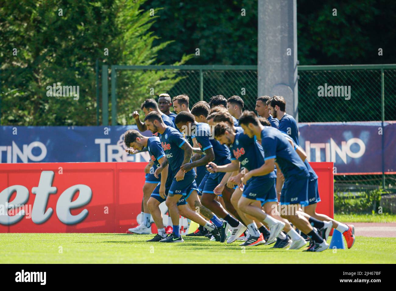 Die Gruppe trainiert während der morgendlichen Trainingseinheit am siebten Tag des Vorsaison-Trainingslagers des SSC Napoli 2022-23 im Val di Sole im Trentino, Dimaro Folgarida Stockfoto