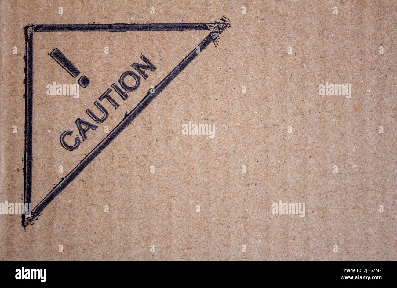 Ansicht Karton mit Warnschild. Verpackungskarton mit Symbol zur Warnung empfindlicher Gegenstände und muss sorgfältig gehandhabt werden. Stockfoto