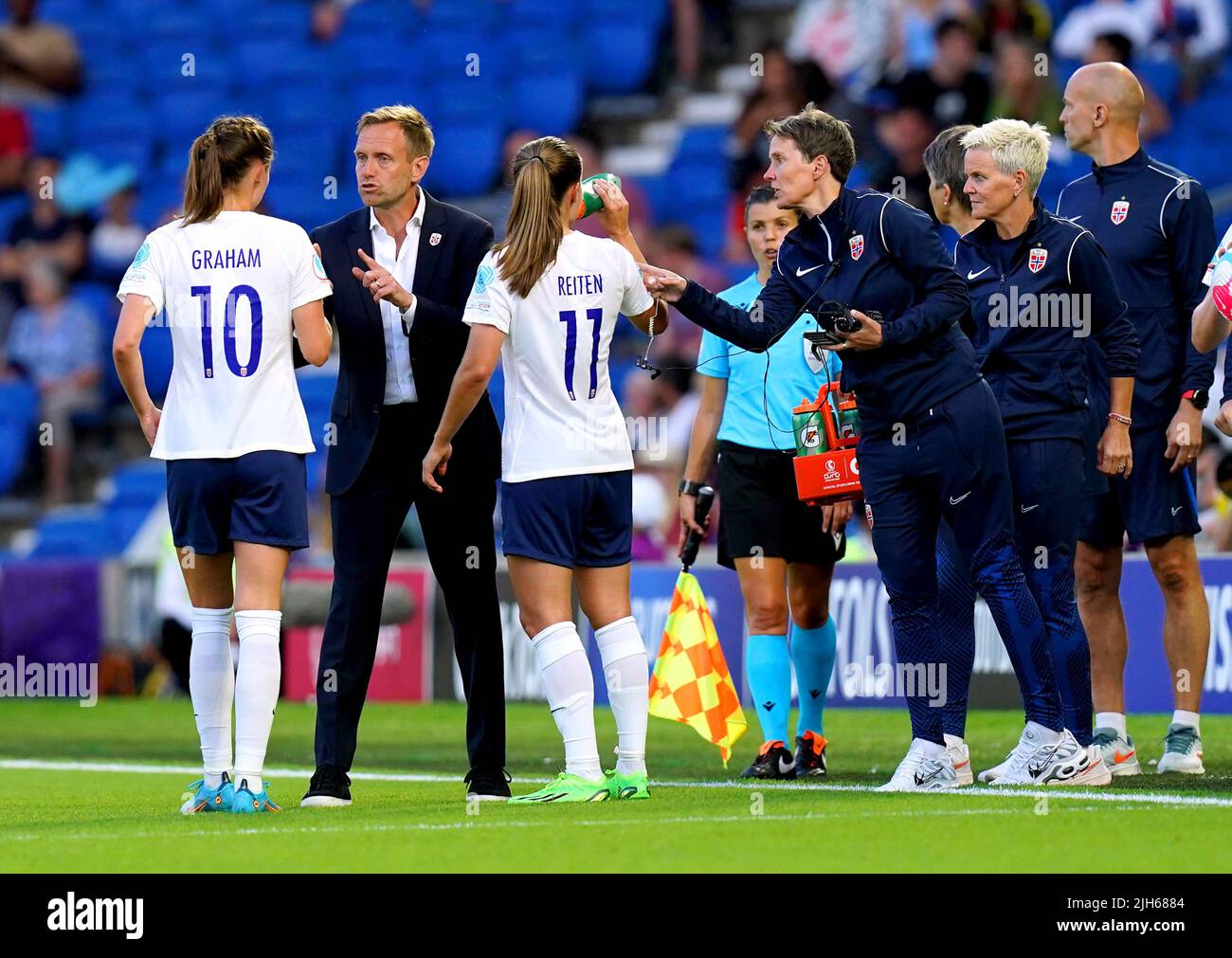 Der norwegische Cheftrainer Martin Sjogren spricht mit Caroline Graham Hansen (links) und Guro Reiten während des UEFA Women's Euro 2022 Group A-Spiels im Brighton & Hove Community Stadium. Bilddatum: Freitag, 15. Juli 2022. Stockfoto