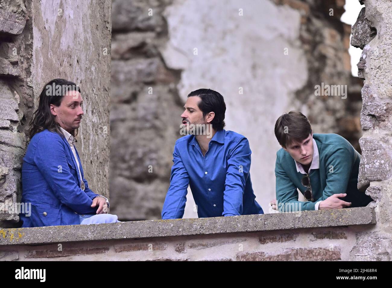 Prinz Carl Philip mit Freunden bei einem Konzert mit Molly Sandén auf der Burgruine Borgholm, Oland, Schweden 15. Juli 2022 Foto: Mikael Fritzon / TT / kod 62360 Stockfoto