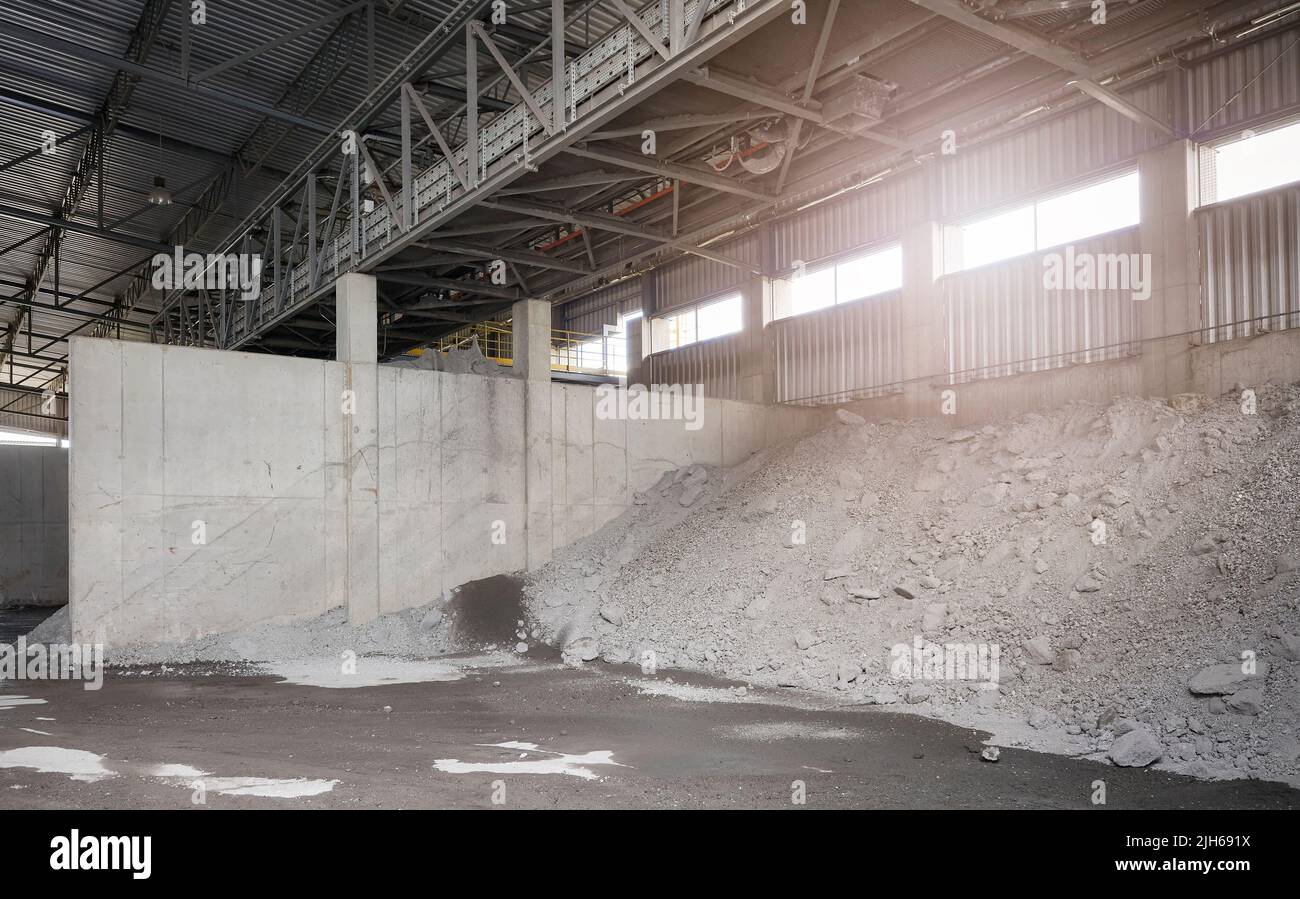 Abgedeckte Asche- und Schlackendeponie, Konzept zur Entsorgung toxischer Abfälle. Stockfoto