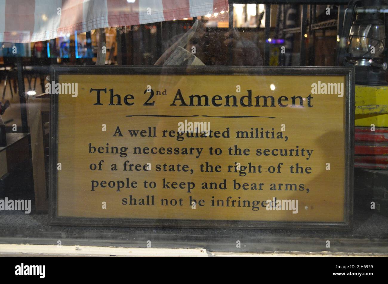 US-Kongressabgeordnete Lauren Boebert's Shooters Grill am Unabhängigkeitstag 2022--2. Amendment Sign in Store Front Stockfoto