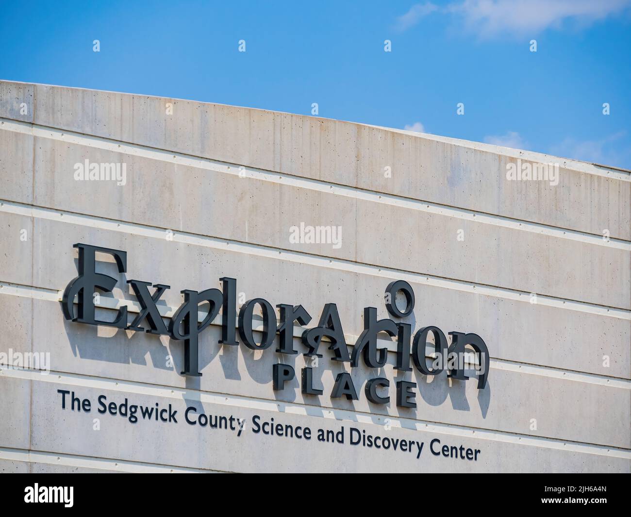 Kansas, JUL 1 2022 - Sonnenansicht des Exploration Place Stockfoto