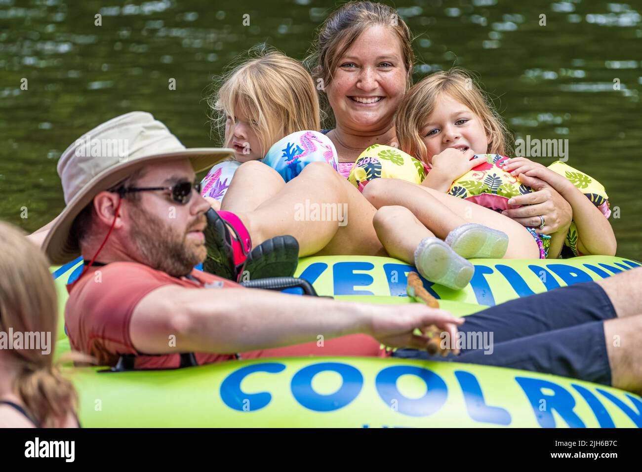 Die Familie genießt eine gemeinsame Tubing-Reise auf dem Chattahoochee River durch Helen, Georgia, in den Northeast Georgia Mountains. (USA) Stockfoto