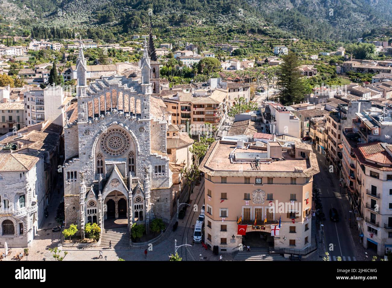 Luftaufnahme, Altstadt von Soller, mit Kirche St. Bartholomäus, römisch-katholische Pfarrkirche, Soller, Berge im Hintergrund, Serra de Tramuntana Stockfoto