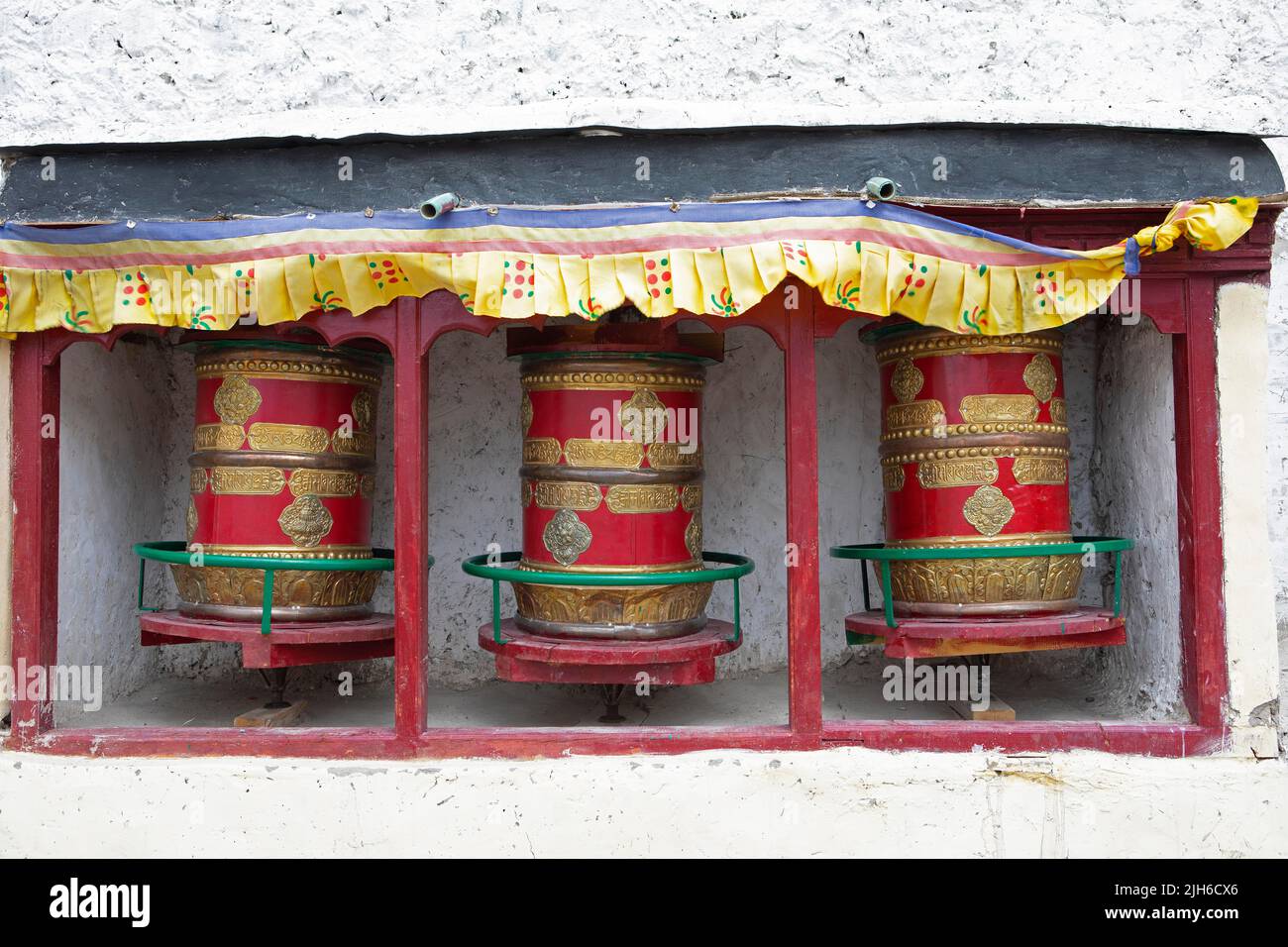 Gebetsräder, Diskit Kloster oder Deskit Gompa, Hunde, Nubra Valley, Ladakh, Indien Stockfoto