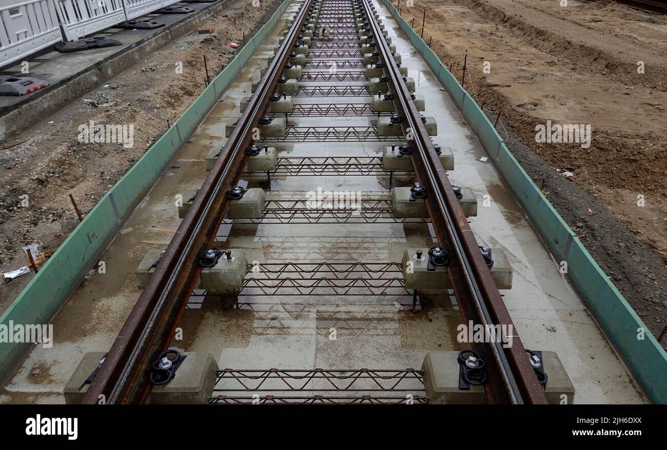 Neu verlegte Schienen für die Fortsetzung der Straßenbahn M10, Turmstraße, Berlin, Deutschland Stockfoto